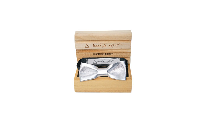 Papillon in Pelle Argento nella scatola Freestyle Outfit