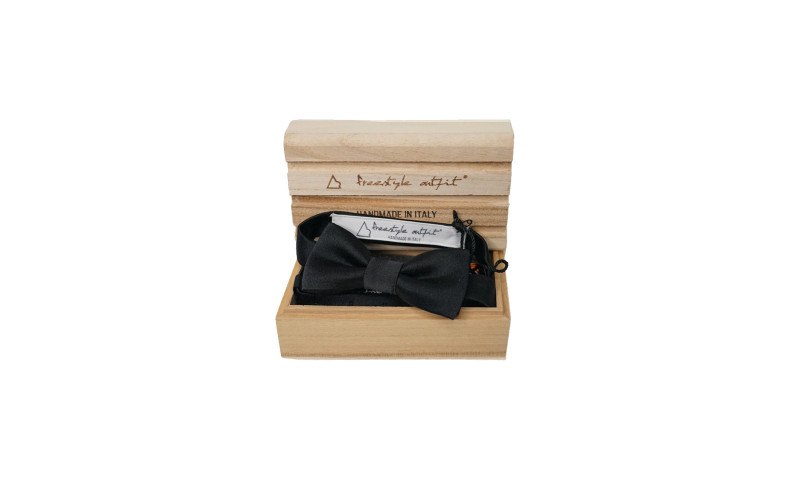 Papillon nero in seta nella scatola Freestyle Outfit